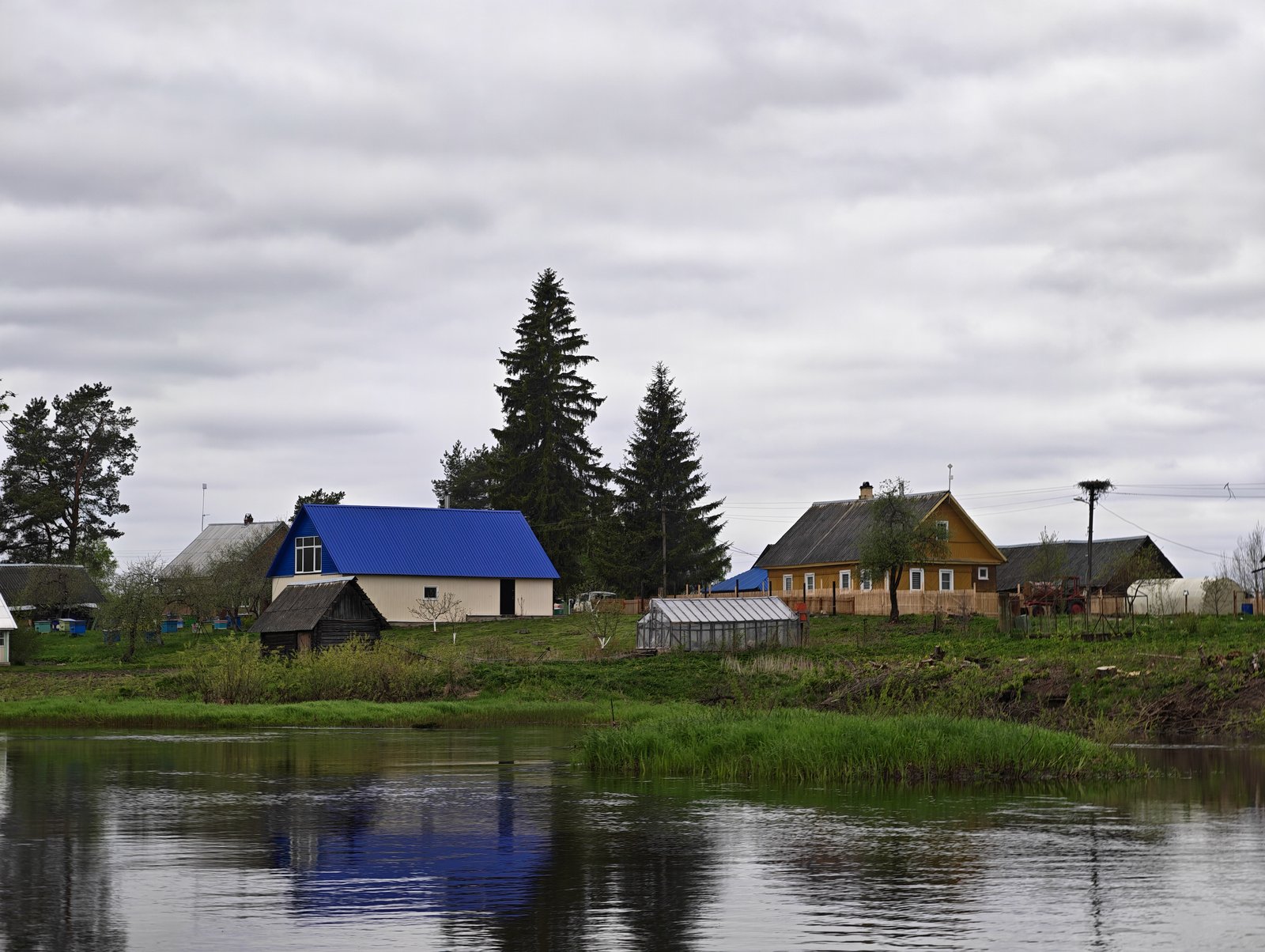 Деревня у реки